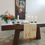 Altar mit Bibel und Kerzen