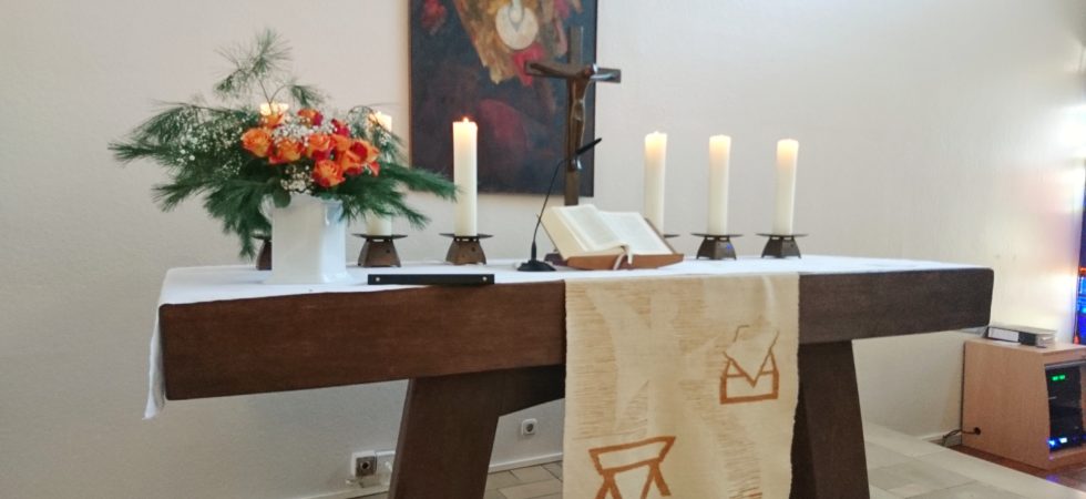 Altar mit Bibel und Kerzen