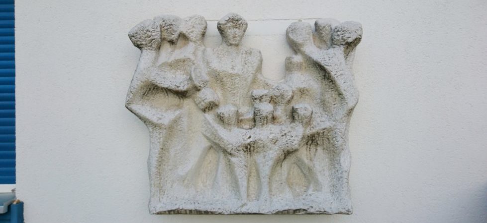 Wandskulptur von Familie und Gemeinschaft