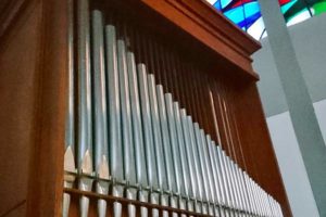 Orgelpfeifen einer zweimanualigen Walcker-Orgel