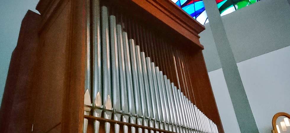 Orgelpfeifen einer zweimanualigen Walcker-Orgel