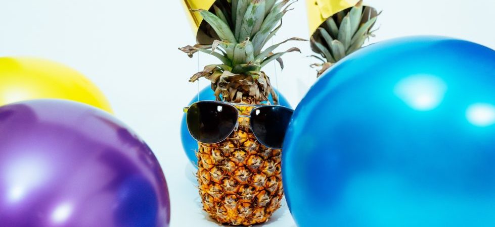 Ananas mit Sonnenbrille und Ballons
