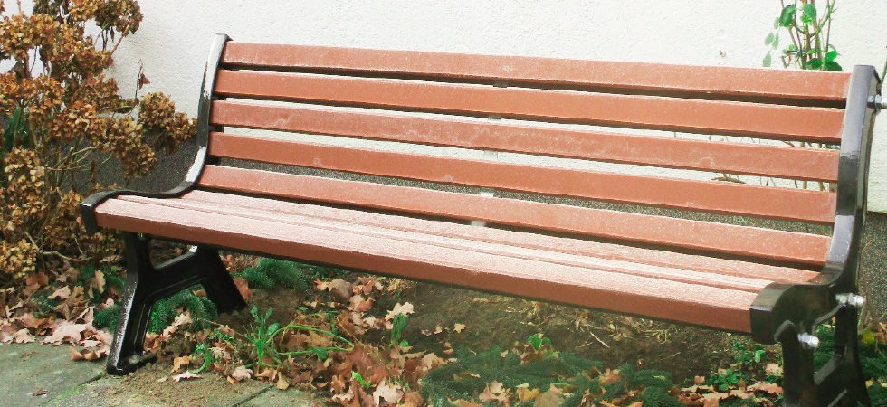 Bank vor der Kirche