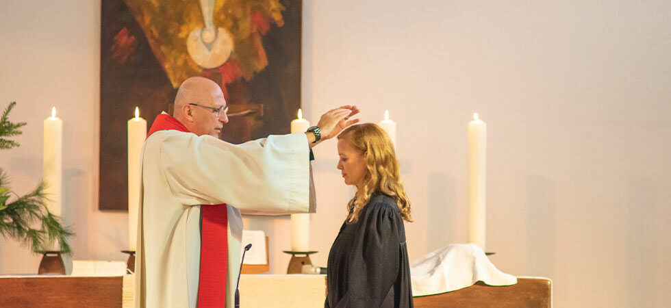 Die Segnung von Pfarrerin Marika David durch Superintendent Michael Raddatz in Mariendorf Süd