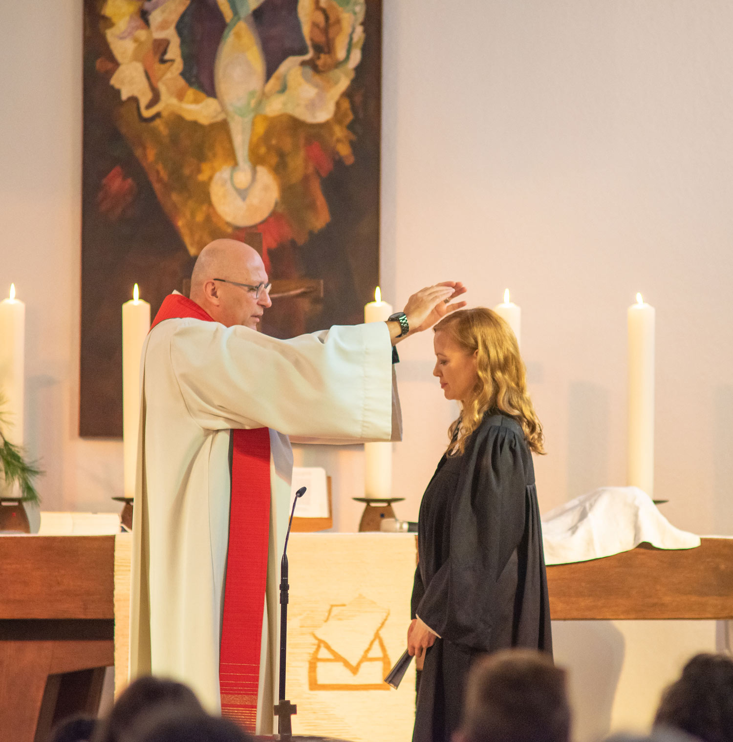 Superintendent Michael Raddatz segnet Pfarrerin Marika David
