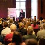 Verleihung der Ehrenamtskarte vor Publikum
