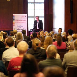 Verleihung der Ehrenamtskarte vor Publikum