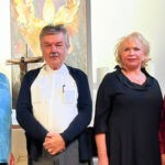 Monika Zahl und weitere Gemeindemitglieder vor dem Altar der Gemeinde