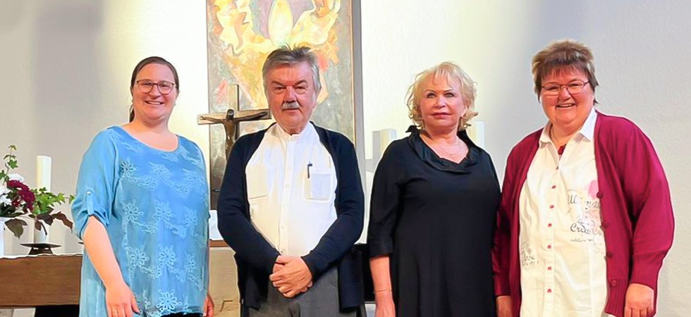 Monika Zahl und weitere Gemeindemitglieder vor dem Altar der Gemeinde