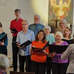 Der Kiezchor beim Singen in der Kirche Mariendorf Süd vor Publikum