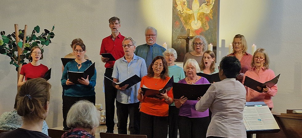 Der Kiezchor beim Singen in der Kirche Mariendorf Süd vor Publikum
